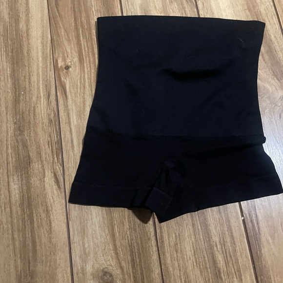 Spanx shorts like new condition and size small - Picture 2 of 5